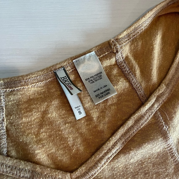 Women’s BKE Core V-neck Tee - Picture 7 of 7